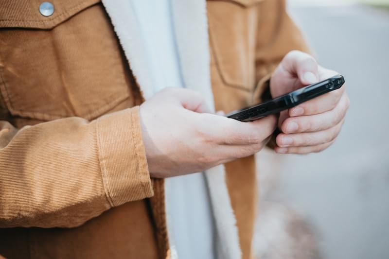 スマートフォンを操作する手元