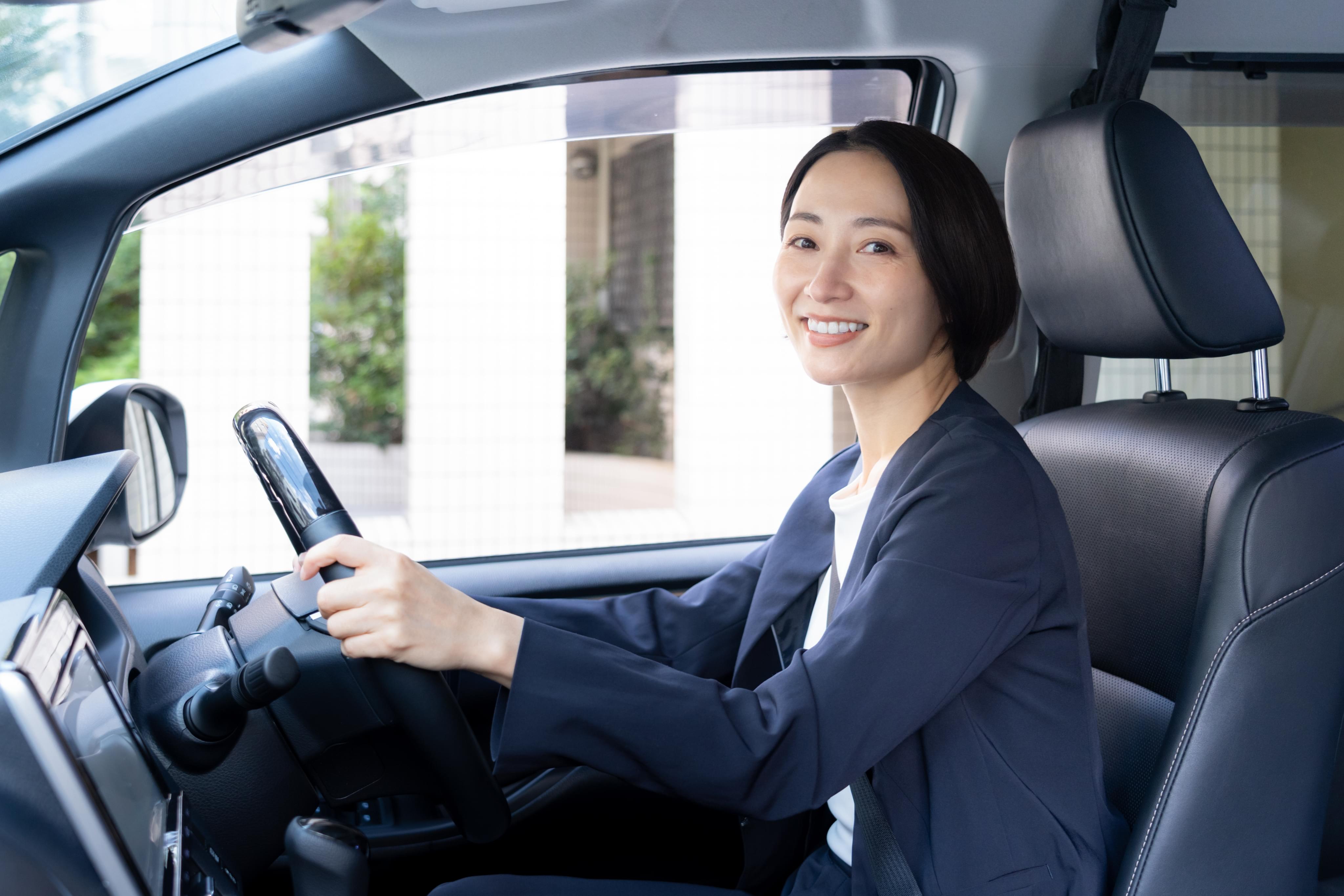 運転席でハンドルを握る様子